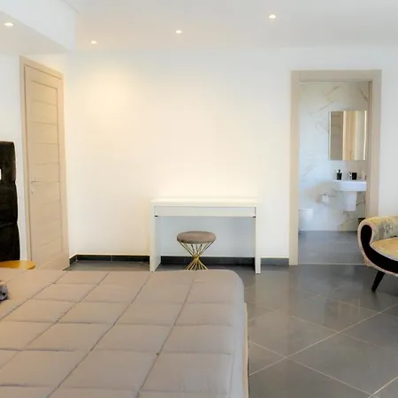 לינה וארוחת בוקר Airport Deluxe 3*