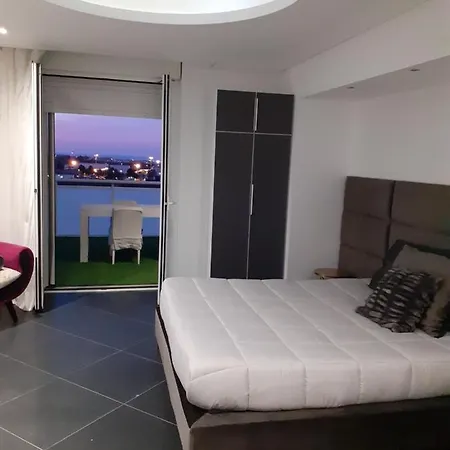 לינה וארוחת בוקר Airport Deluxe 3*