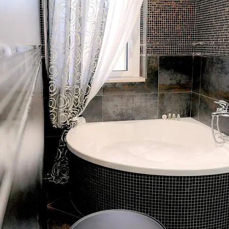 Airport Deluxe Bed & Breakfast 3*