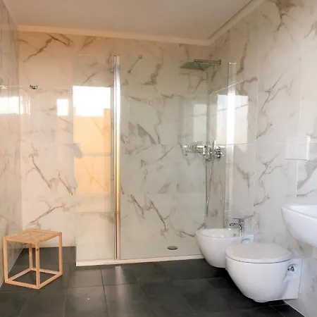 Airport Deluxe Bed & Breakfast 3*