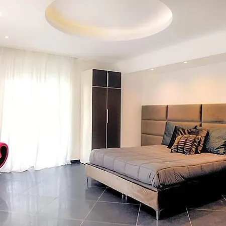 Airport Deluxe Bed & Breakfast 3*